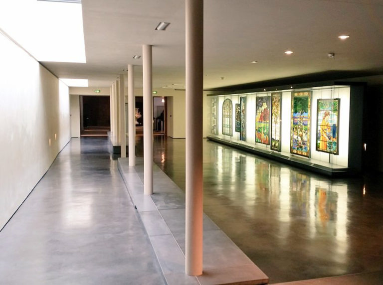 Vitraux de Francis Chigot exposés dans la Galerie de liaison du Musée BAL, Limoges © Mariette Escalier